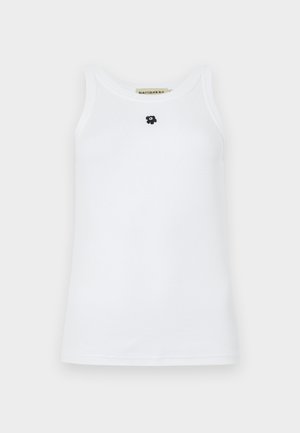 Bijela bezrukavna majica od pamuka, s okruglom izrezom i malim logotipom crnog medvjedića na središnjem dijelu. Glatka tekstura.