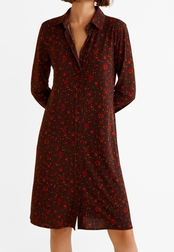 Robe marron foncé à manches longues avec motifs floraux rouges, boutonnée sur le devant, col à revers, portée à mi-cuisse.