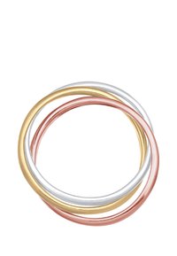 Tre anelli intrecciati in oro, argento e oro rosa. Ogni anello ha una superficie liscia e lucida e una forma circolare uniforme.