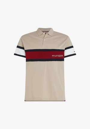 Beiges Poloshirt mit Kragen, horizontalen dunkelblauen, weißen und roten Streifen über Brust und Ärmeln, "HILFIGER"-Schriftzug auf dem Bruststreifen.