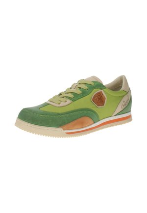 Grüne und beigen Sneaker aus Wildleder und Leder mit einem strukturierten Seitenteil, hellgrünen Schnürsenkeln und einem braunen Logopatch.