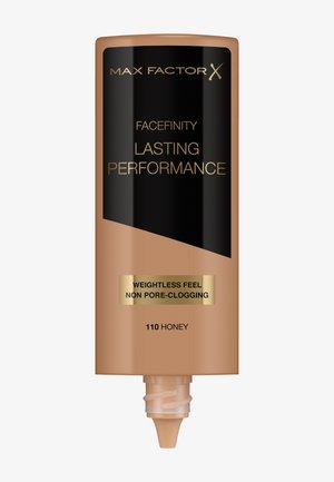 Helle beige Quetschtube mit schwarzen Akzenten. Goldene Schriftzüge besagen "MAX FACTOR X FACEFINITY LASTING PERFORMANCE" und geben die Nuance 110 Honey an.