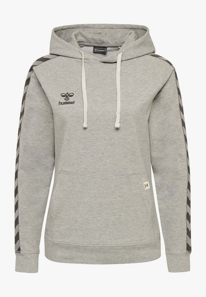 Felpa grigia con tasca a marsupio, cappuccio regolabile con cordino e strisce diagonali a contrasto sulle maniche. Il tessuto ha una finitura morbida e strutturata.