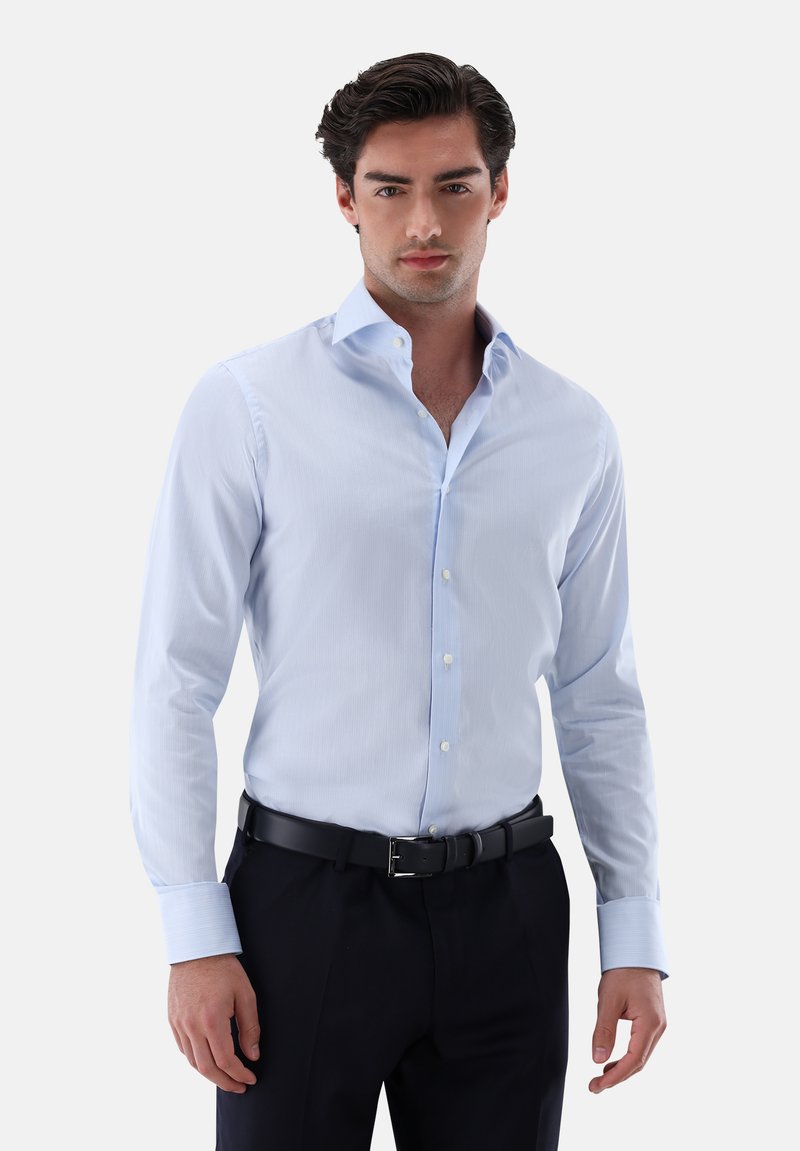 Himmelblaues Langarmhemd mit Button-Down-Kragen, aus glattem Stoff mit feinen Streifen, kombiniert mit dunklen Hosen und einem schwarzen Gürtel.