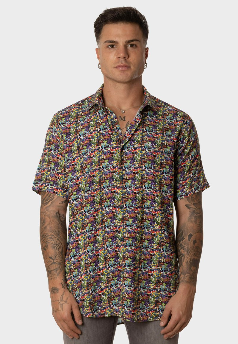 Camisa de manga corta y multi-colores con un diseño vibrante y patrones con varios motivos. Fabricada con una tela ligera y de corte relajado.