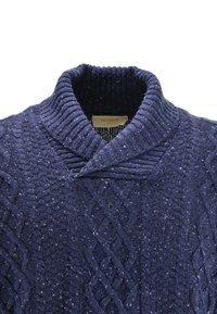 Maglione blu navy a trecce con collo sciallato a coste. Tessuto strutturato con piccole macchie di colore chiaro distribuite su tutta la superficie. Etichetta del marchio visibile all'interno.