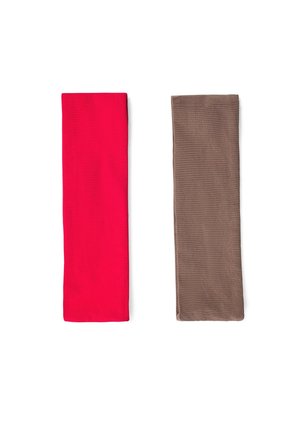 Dos paños de tela rectangulares doblados, uno de color rojo brillante y otro de color marrón apagado, colocados uno al lado del otro sobre un fondo blanco.