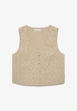 Beige ärmellose Crop-Weste mit vorne mit Stoff bezogenen Knöpfen und weißen, bestickten Stern- und Sonnenmustern.