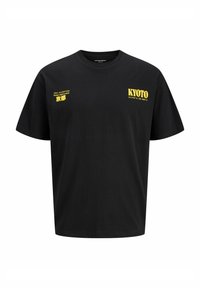 Sort oversize t-shirt lavet af bomuld. Har gul tekst: "KYOTO" og sætninger på engelsk og japansk. Rund halsudskæring og korte ærmer.