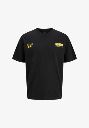 T-shirt nera oversize in cotone. Presenta testo giallo: "KYOTO" e frasi in inglese e giapponese. Scollo rotondo e maniche corte.