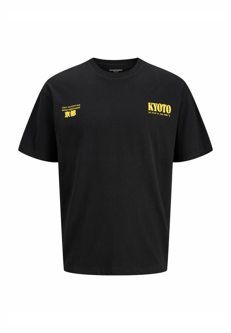 Sort oversize t-shirt lavet af bomuld. Har gul tekst: "KYOTO" og sætninger på engelsk og japansk. Rund halsudskæring og korte ærmer.