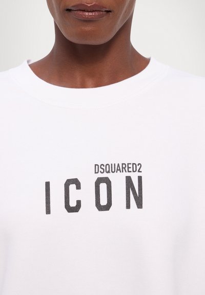 Sweatshirt en coton blanc avec le texte "DSQUARED2 ICON" en lettres noires et en gras. L'encolure ras du cou a une finition lisse et une couture minimale.