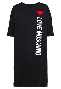 Svart oversized t-shirt i bomull, med ett rött hjärta och texten "LOVE MOSCHINO" i vitt vertikalt längs ena sidan.