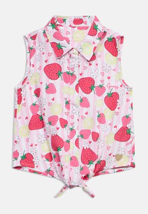 Bezrękawnik z kołnierzykiem i wiązaniem z przodu, ozdobiony wzorem różowych i czerwonych truskawek, białych kwiatów, żółtych plasterków cytryny oraz małych czerwonych serduszek.