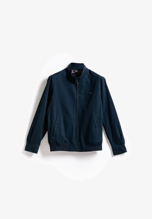 Veste bomber marine avec un col montant, zipper avant, deux poches latérales et poignets côtelés. L'intérieur présente un motif à carreaux.