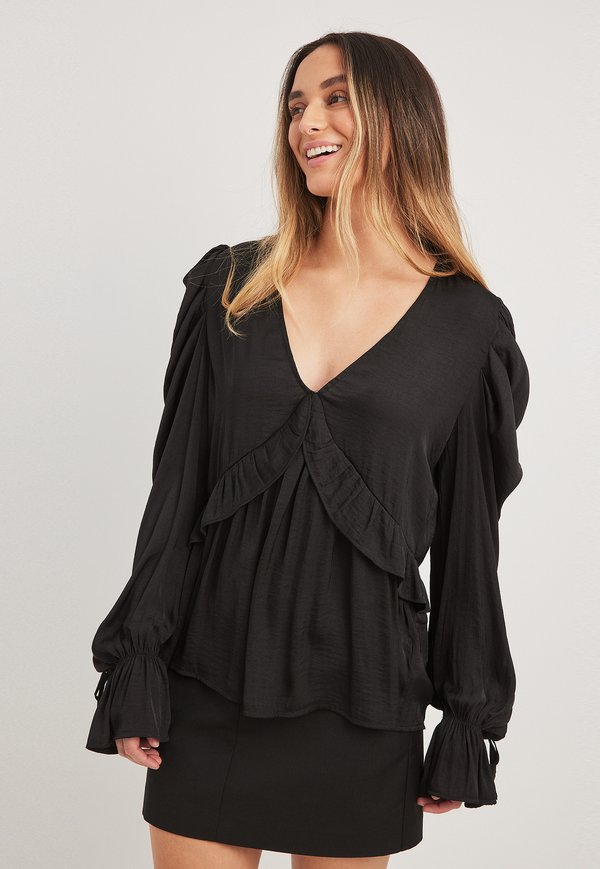 STRUKTURIERTE MIT RÜSCHENDETAIL UND GEBUNDENEN ÄRMELN - Bluse