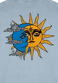 Tissu bleu clair avec un motif graphique d'un soleil jaune et d'une lune bleue avec des traits faciaux, entourés de nuages gris et d'accents d'étoiles.