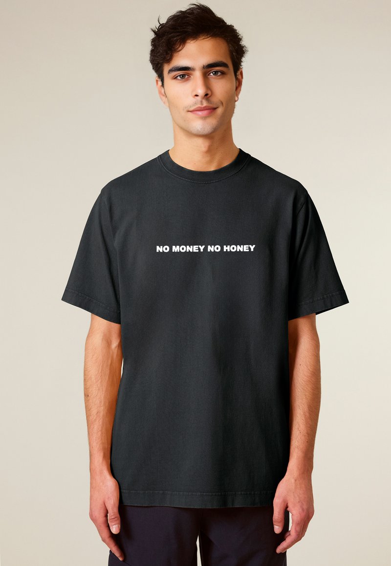 T-shirt en coton noir à manches courtes, avec le texte "PAS D'ARGENT PAS DE MIEL" en lettres blanches en gras sur la poitrine. Design simple à col rond.