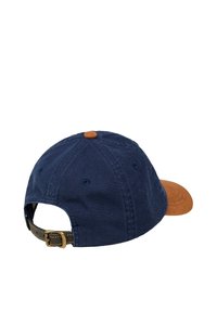 Casquette en coton bleu marine avec un visière en daim marron, sangle réglable à l'arrière et un bouton marron en haut. Design classique à six panneaux.
