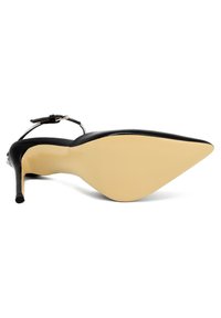 Scarpa nera in pelle con tacco alto, punta affusolata e tacco sottile a stiletto. La suola è beige con una finitura testurizzata. Presenta una cinghia e dettagli in argento.