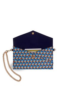 Kabelka s geometrickým vzorem modrých, hnědých a béžových kostek, s otevřeným klopovým víkem, zlatým patentním knoflíkem a odnímatelným zlatým řetízkem, uvnitř obsahující karty.