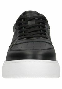 Sneaker in pelle nera con finitura liscia, punta rotonda, dettagli perforati sui lati e suola in gomma bianca. Lacci neri passano attraverso i fori.