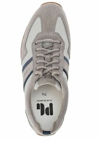 Hellgrauer Sportschuh mit einem Obermaterial aus Wildleder, Mesh-Details, blauen Streifen und grauen Schnürsenkeln; verfügt über eine gepolsterte Innensohle und eine braune Gummisohle.