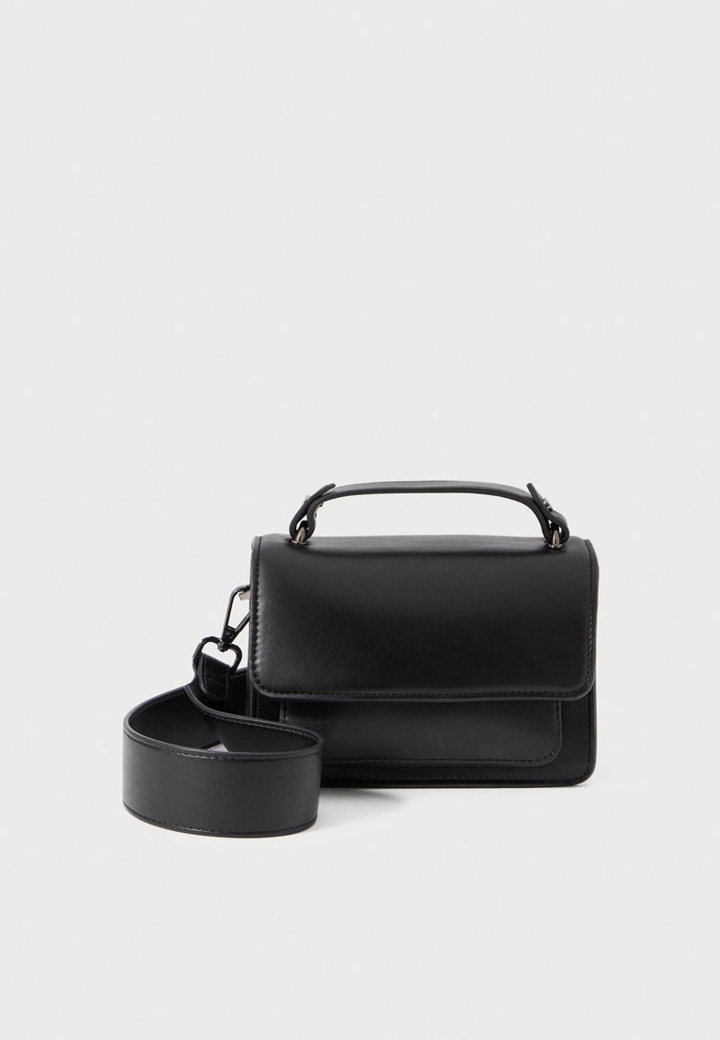 Svart läderhandväska med ett handtag och avtagbar rem, med rektangulär form och minimalistisk design, utan synliga hårdvaruaccenter.