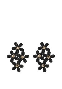 Pendientes florales negros con una textura tejida y acentos de hardware en color dorado, diseñados en un patrón intrincado con múltiples pétalos en capas.