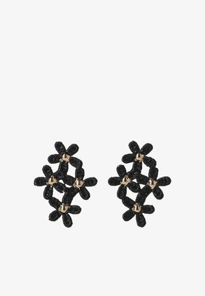 Pendientes florales negros con una textura tejida y acentos de hardware en color dorado, diseñados en un patrón intrincado con múltiples pétalos en capas.