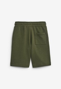 Groene katoenen shorts met een elastische tailleband, een enkele achterzak en een gladde textuur. Geen zichtbare patronen of accenten.