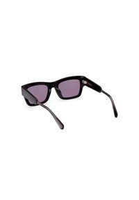 Gafas de sol de plástico negro con montura angular, lentes de tono púrpura y patas curvadas que presentan detalles sutiles de marca.