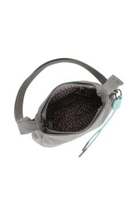 Grau Wildledertasche mit einem Reißverschluss, ausgestattet mit einem dunkel gemusterten Innenraum und einem hellblauen Akzent am Reißverschluss und dem Tragegurt.