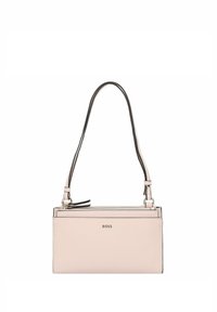 Sac à main en cuir rose clair avec une seule bandoulière, une fermeture éclair dorée et le logo "BOSS" centré sur le devant.