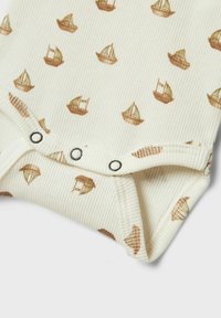 Ribbade bomullsbody i krämfärg med små segelbåtsmönster i brunt och grönt. Har knäppningar i botten för enkel påklädning.