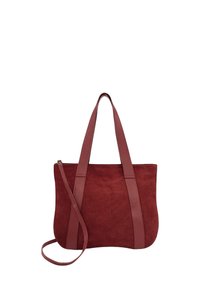 Sac fourre-tout en daim rouge avec des accents en cuir lisse, deux poignées supérieures et une bandoulière détachable. Forme plate et rectangulaire.