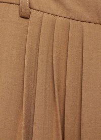 Brun veckad tyg med en texturerad väv, som har skarpa veck längs kroppen, vilket framhäver ytdetaljer och djup.