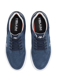 Marineblaue Wildledersneaker mit weißen Gummisohlen, rundem Zehenbereich und klassischem Schnürdesign. Mit Mesh-Akzenten und Branding auf den Innensohlen.