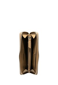Portafoglio in pelle color tan con chiusura a zip, dotato di più slot per carte e una tasca centrale con zip. Texture morbida e design minimalista.