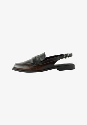 Pruun nahkne slingback loafer, millel on kaks horisontaalset õmblust, ruudukujuline varvas ja madal plokk konts. Reguleeritav pandla rihm.