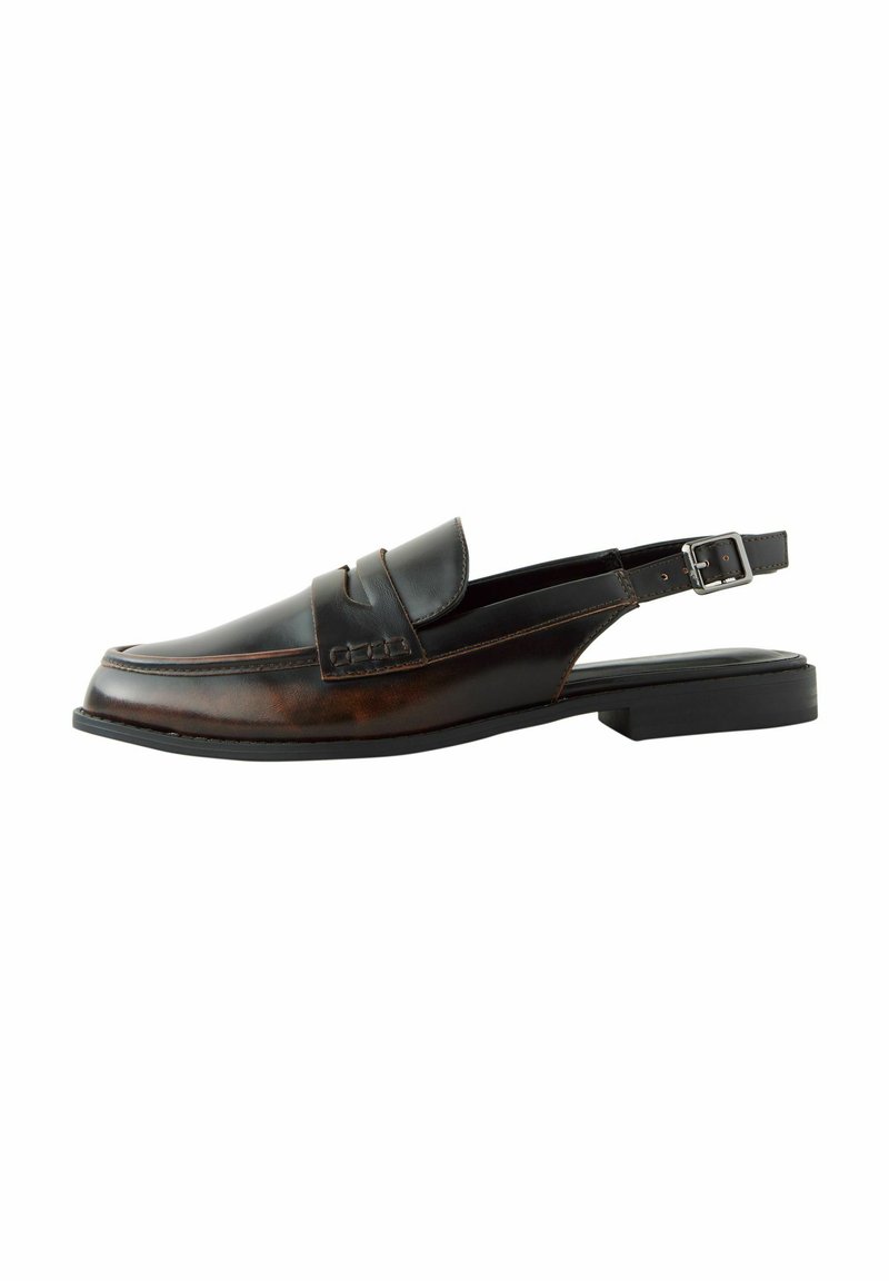 Mocassino slingback in pelle marrone con due dettagli in cucitura orizzontale, punta quadrata e tacco basso a blocco. Fascetta con fibbia regolabile.