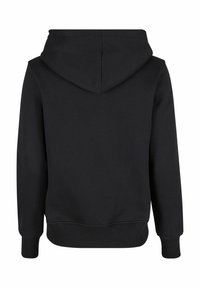 Czarna bluza z kapturem, o gładkiej fakturze, z prążkowanymi mankietami i dołem, bez widocznych logo ani wzorów na plecach.