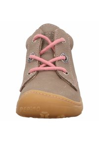 Scarpa in pelle beige con lacci rosa, punta rotonda e suola in gomma. Presenta occhielli in metallo e dettagli di cucitura per aumentarne la durata.