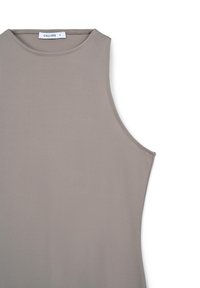 Top grigio senza maniche con scollo rotondo, realizzato in tessuto liscio. Presenta un design semplice, senza motivi o decorazioni. Etichetta della taglia visibile.