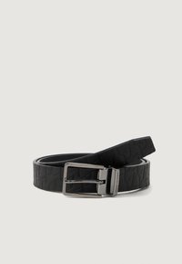 Čierny kožený opasok s embosovaným vzorom loga Armani Exchange a striebornou obdĺžnikovou prackou na svetlom pozadí.