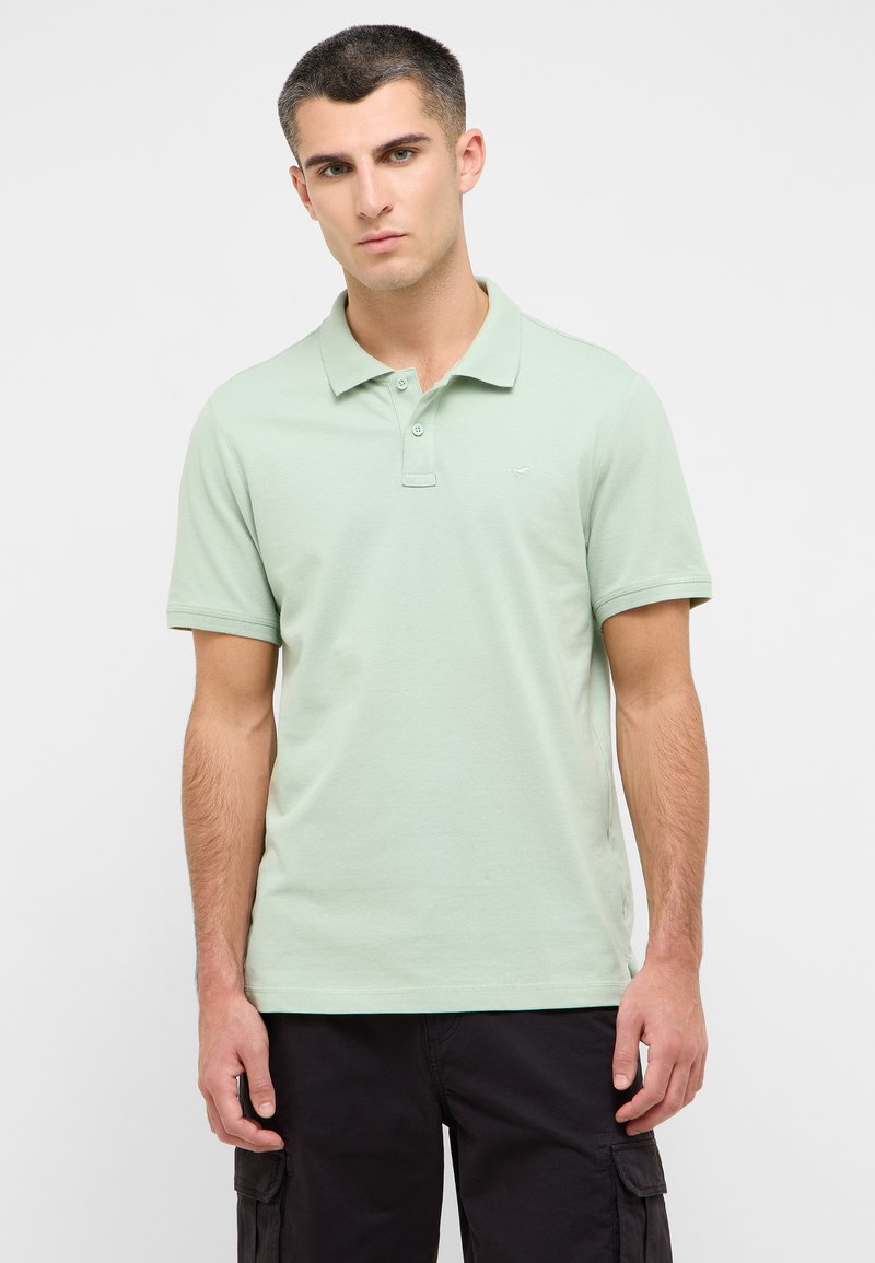 Šviesiai žalia medvilninė polo marškinėliai su trimis sagomis, trumpomis rankovėmis ir maža logotipu ant krūtinės.