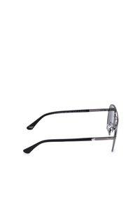 Lunettes de soleil en métal élégantes avec des branches fines noires et des verres teintés foncés, vues de côté sur fond blanc.