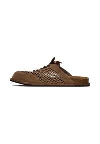 Ruskean nahkaiset slip-on kengät, joissa on kudottu yläosa, nauhakoristeet, korkkipohja ja tasapohja. Ominaisuuksina pyöreävarvas mukavaa käyttöä varten.