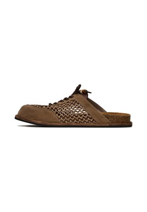 Chaussure à enfiler en daim marron avec un dessus tissé, des accents de lacets, une semelle en liège et un talon plat. Dispose d'un bout arrondi pour un port confortable.