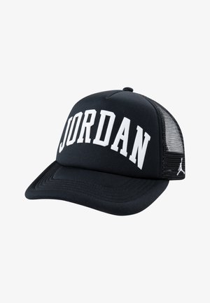 Cappello nero con la scritta bianca "JORDAN" sul fronte, pannelli laterali in mesh e visiera curva. Presenta un logo Jumpman sul retro.